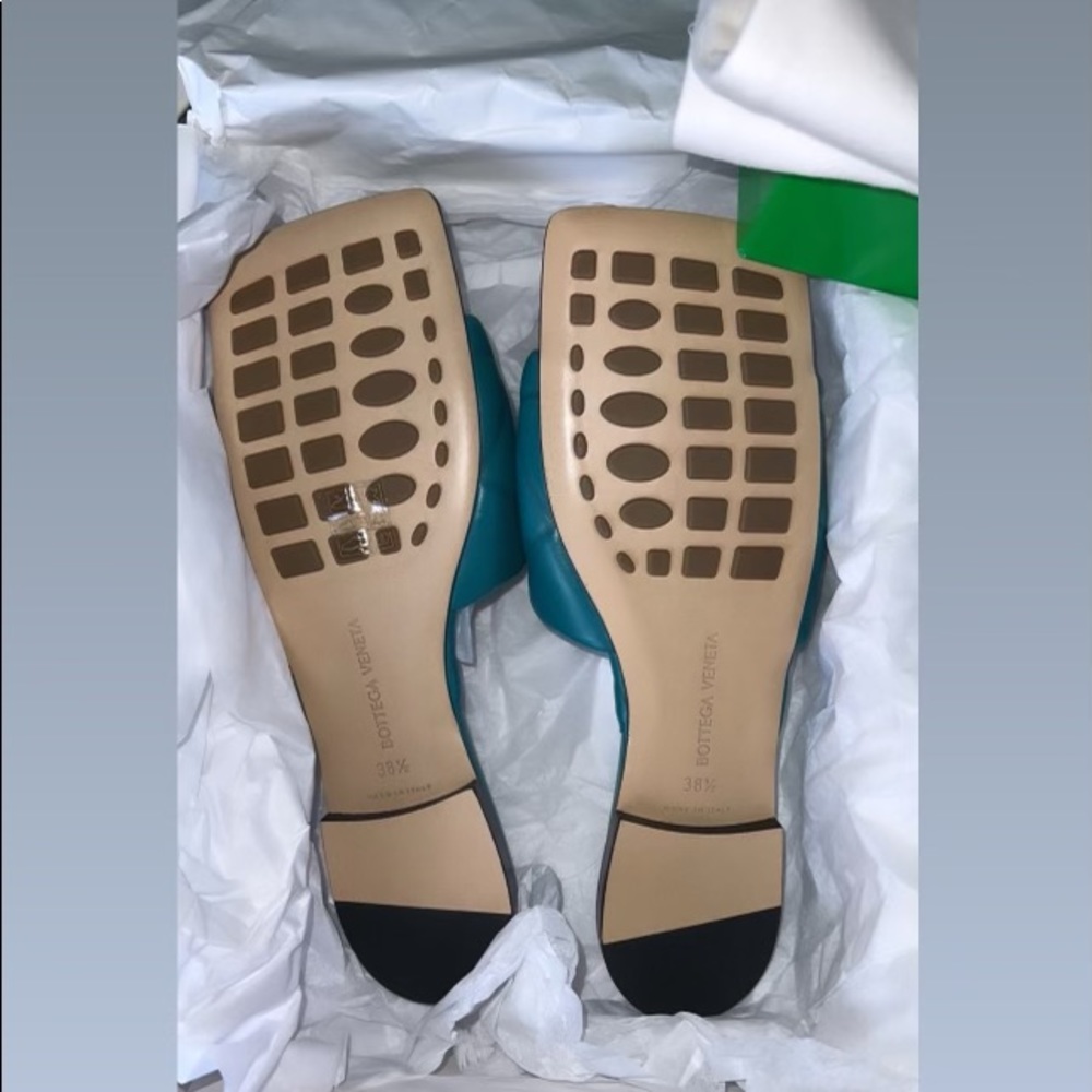 Bottega Veneta Lido Flat Leather Sandals - Picture 2 of 6